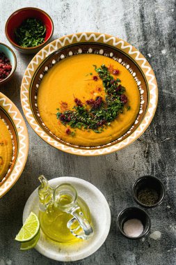 Taş masa üzerinde ulusal tabaklarda Türk kırmızı mercimek çorbası. Sho