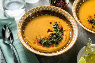 Taş masa üzerinde ulusal tabaklarda Türk kırmızı mercimek çorbası. Sho