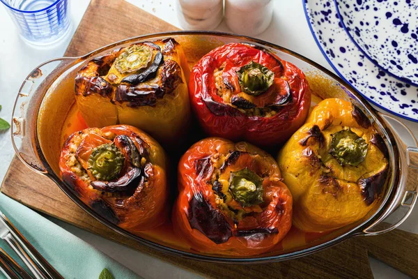 Frisch gebackene gefüllte Paprika mit Linsen und Reis im Glas — Stockfoto