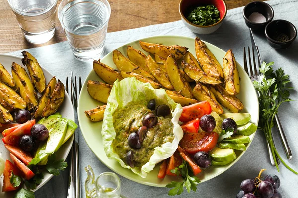Vollpflanze veganes Mittag- oder Abendessen mit Ofenkartoffeln, Baba ganous — Stockfoto