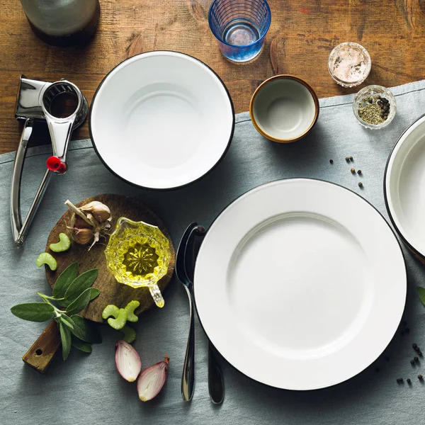 Los platos vacíos en el juego de mesa para los invitados. platos y cubiertos. dinn — Foto de Stock
