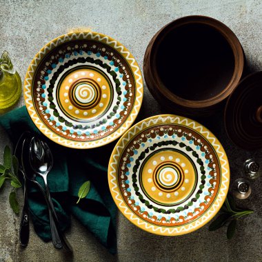 misafirler için bir masa seti üzerinde boş tabaklar. tabaklar ve çatal bıçak takımı. Durgun