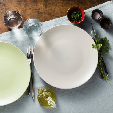 misafirler için bir masa seti üzerinde boş tabaklar. tabaklar ve çatal bıçak takımı. Durgun