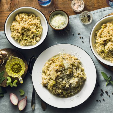 Bir ile ahşap bir masa üzerinde mantar ile Klasik İtalyan risotto 