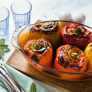 taze pişmiş biber mercimek ve pirinç ile dolması, bir bardak 