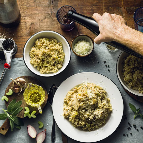 Clásico risotto italiano con setas en una mesa de madera con un — Foto de Stock