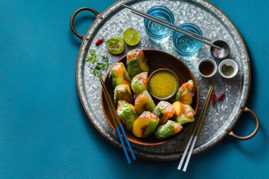 antep fıstığı soslu sebze ve şeftali vegan bahar rulo 