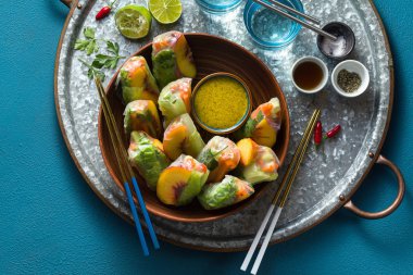 antep fıstığı soslu sebze ve şeftali vegan bahar rulo 