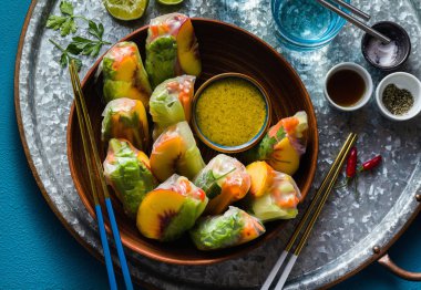 antep fıstığı soslu sebze ve şeftali vegan bahar rulo 