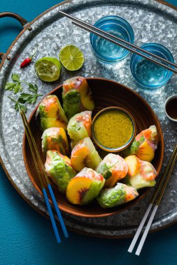 antep fıstığı soslu sebze ve şeftali vegan bahar rulo 