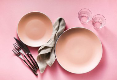 boş tabak ve bardak, baharat ve otlar ile masa ayarlayın. o