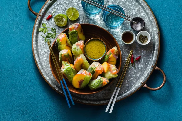 Rollos de primavera vegana de verduras y melocotón con salsa de pistacho —  Fotos de Stock