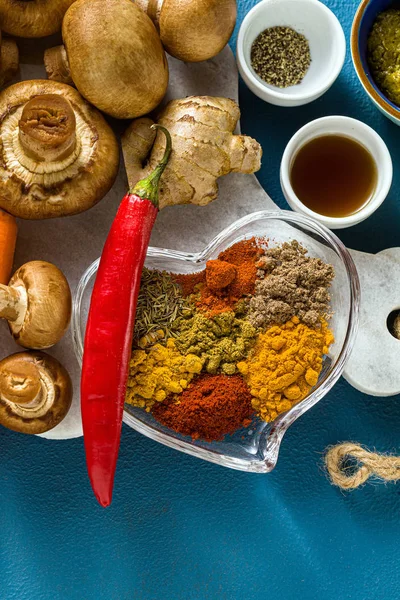 Інгредієнти для приготування індійської каррі з овочів, гарбузів а — стокове фото