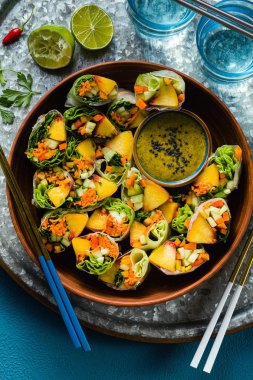 antep fıstığı soslu sebze ve şeftali vegan bahar rulo 