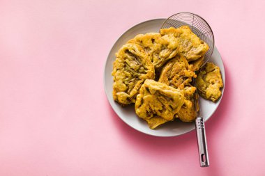 hamurunda derin kızartılmış. pembe bir arka plan üzerinde. yukarıdan vuruldu. Polis