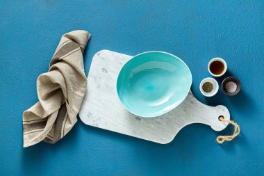 boş tabak ve bardak, baharat ve otlar ile masa ayarlayın. o