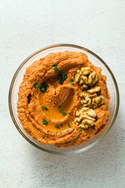  daldırma veya közlenmiş kırmızı biber ve fındık yayıldı. sağlıklı vegan foo