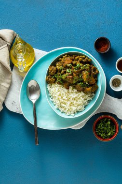 kabak ve mantar ile sebze köri. sekmesinde pirinç ile