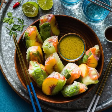 antep fıstığı soslu sebze ve şeftali vegan bahar rulo 