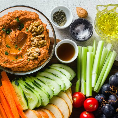  daldırma veya közlenmiş kırmızı biber ve fındık yayıldı. sağlıklı vegan foo