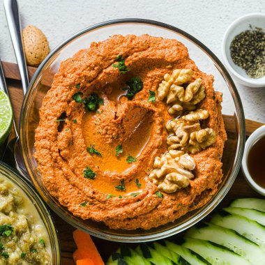  daldırma veya közlenmiş kırmızı biber ve fındık yayıldı. sağlıklı vegan foo