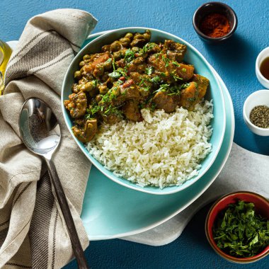 kabak ve mantar ile sebze köri. sekmesinde pirinç ile