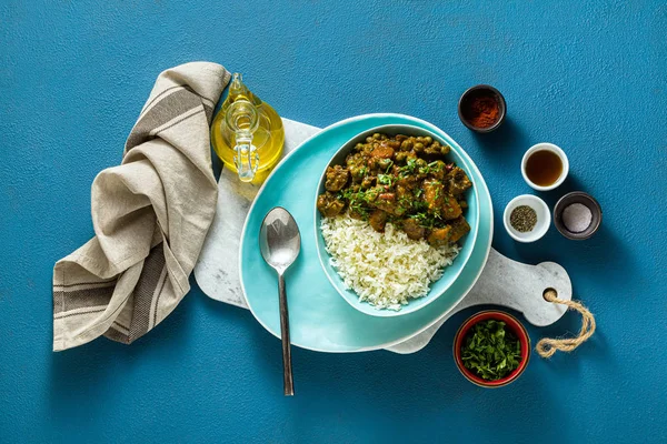 Curry de verduras con calabaza y champiñones. con arroz en la pestaña —  Fotos de Stock