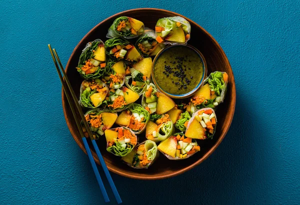 antep fıstığı soslu sebze ve şeftali vegan bahar rulo 