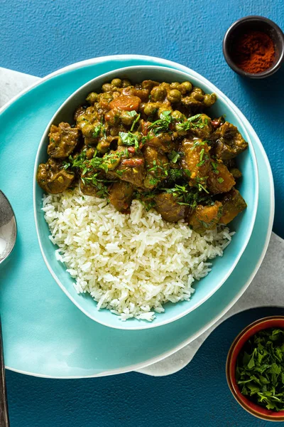 Curry de verduras con calabaza y champiñones. con arroz en la pestaña —  Fotos de Stock