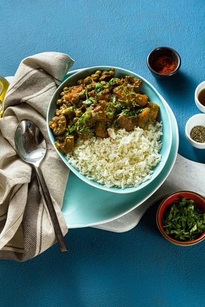Curry de verduras con calabaza y champiñones. con arroz en la pestaña —  Fotos de Stock