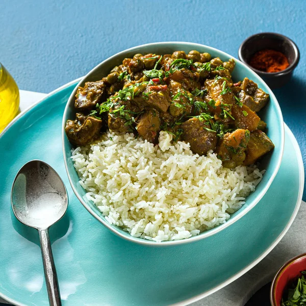 Curry de verduras con calabaza y champiñones. con arroz en la pestaña —  Fotos de Stock