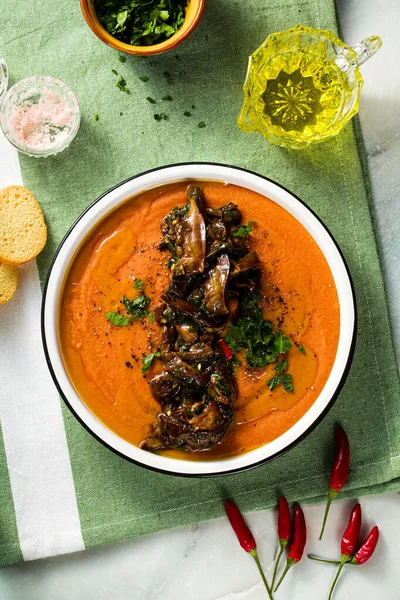 Soupe à la crème de lentilles rouges aux tomates et champignons sauvages frits — Photo
