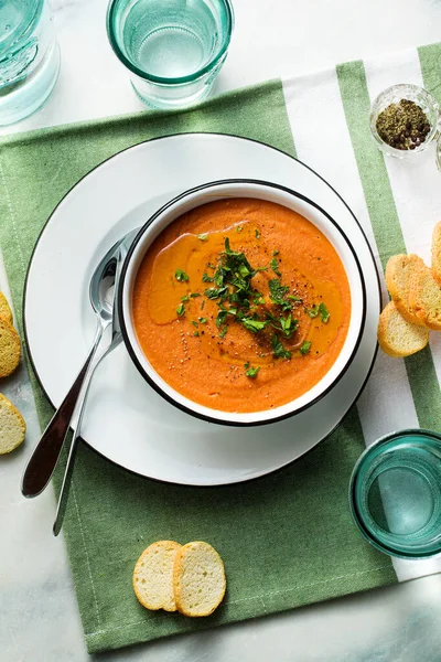 Cream soup of red lentils with tomatoes on the table. healthy ve — Stock Photo, Image