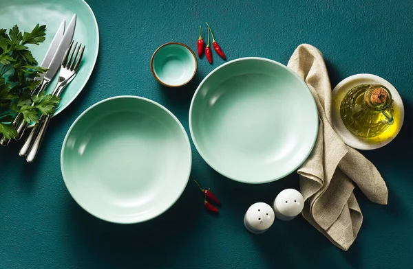 Leere Teller auf einem blauen Tisch. leere Servierform — Stockfoto