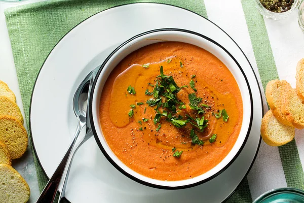 Sahnesuppe aus roten Linsen mit Tomaten auf dem Tisch. Gesunde Ernährung — Stockfoto