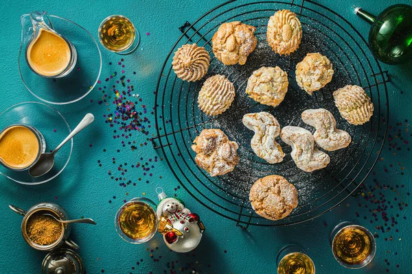 Verschillende klassieke Italiaanse zelfgemaakte amandelkoekjes met espresso — Stockfoto