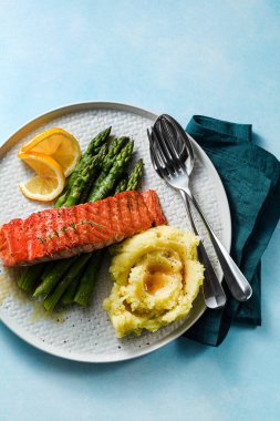 Taze kuşkonmazlı ızgara somon balığı ve patates püresi.