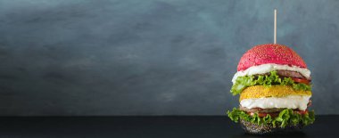 Farklı renklerde hamburgerler ve kırmızı ekmekli çörekler