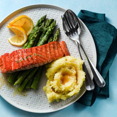 Taze kuşkonmazlı ızgara somon balığı ve patates püresi.