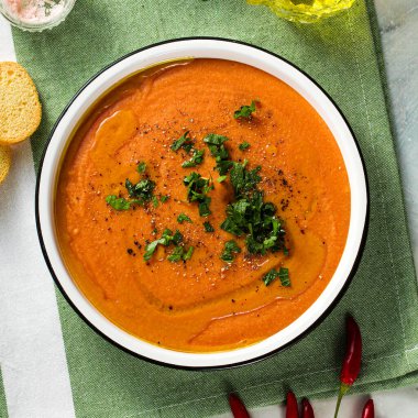 Masada domatesli kırmızı mercimek çorbası. sağlıklı ve