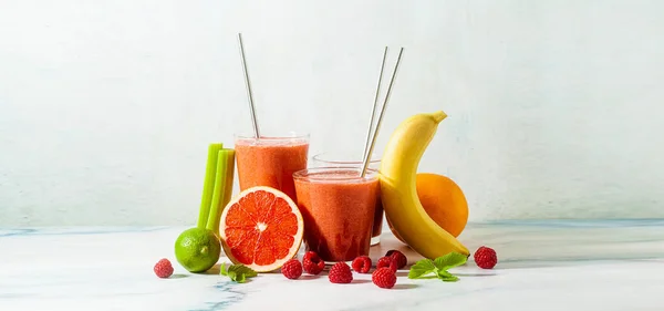 Banner Mit Frischem Smoothie Saft Gläsern Mit Metalltuben Auf Dem — Stockfoto