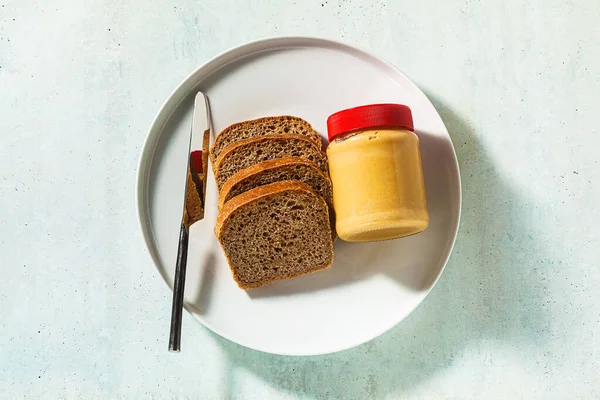 Арахісове Масло Банці Цільний Зерновий Хліб Ножем Столі — стокове фото