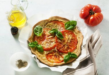 Domatesli vejetaryen turta galeti ve yulaf sütlü tofu. Lezzetli çerez veya sağlıklı yemek.