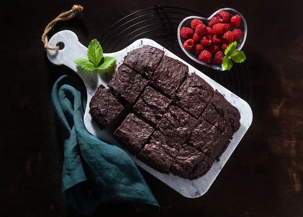 Tarte Brownie Végétalien Chocolat Avec Tahini Framboises Fraîches Sur Fond — Photo