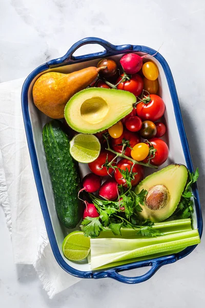 色彩艳丽的夏季新鲜蔬菜和水果放在烤好的桌子上 沙拉配料 — 图库照片