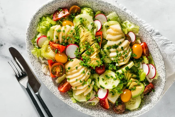 Sommerfrischer Salat Aus Obst Und Gemüse Einem Ovalen Teller Auf — Stockfoto