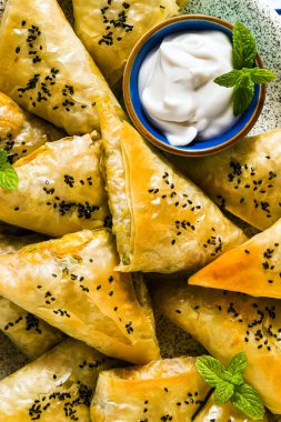 Baharatlı patates ve sebzelerle yapılmış Hint samosası yoğurt, nane ve limonla servis ediliyor. Reklam için kapatıyoruz.