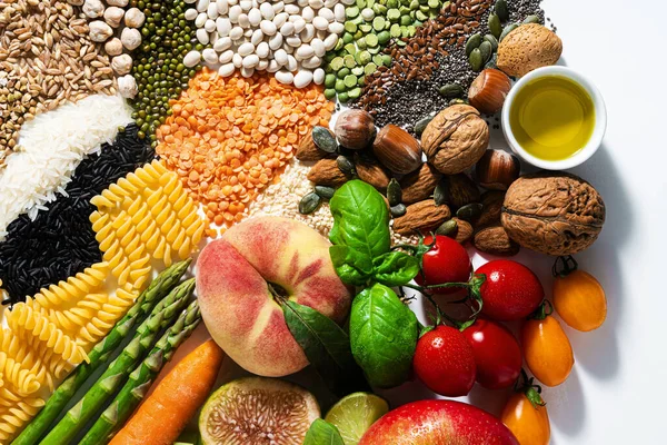 Temel vejetaryen malzemeleri ve ürünleri. gevrekler, baklagiller, taze sebzeler ve meyveler, yağlar, tohumlar ve fındıklar. beyaz üzerine izole edilmiş dengeli sağlıklı diyet