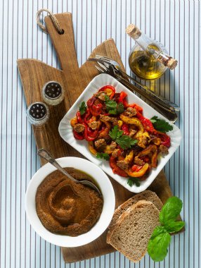 Tatlı biberli yaz atıştırmalıkları ve masada ekmek ve baharatla kurutulmuş domates kreması.