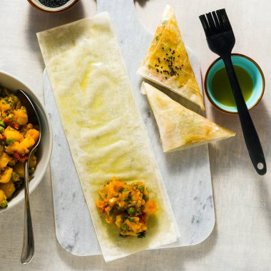 Baharatlı patates ve sebzeyle yapılan Hint samosasının adım adım tarifi. 